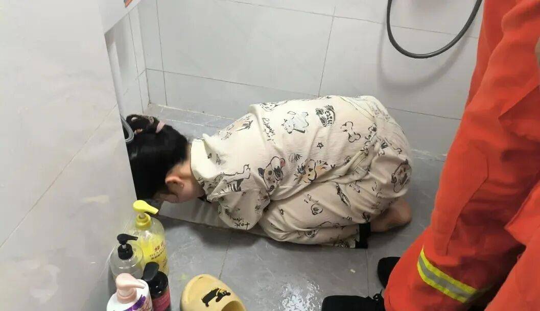 介绍个信用盘网址_广州一女子洗澡时伸手捡掉入厕所的塑料瓶介绍个信用盘网址，却被紧紧卡住右手“无法自拔”，消防营救回应