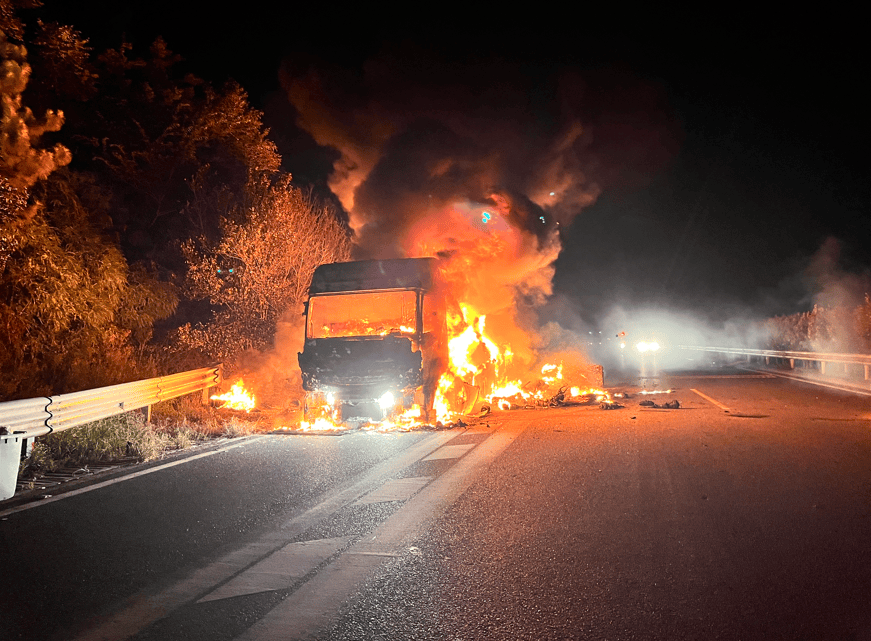 阿拉伦斯vs安提瓜_司机往后视镜一看阿拉伦斯vs安提瓜,糟了!670万元货物“葬身火海”