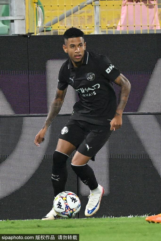 女王公园巡游者vs查尔顿_转会倒计时!多纳鲁马与曼城签下长约女王公园巡游者vs查尔顿,揭示未来的守门员传奇之路