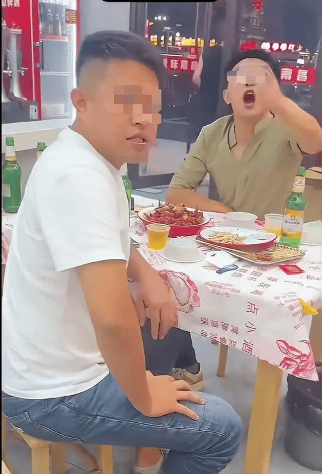 皇冠信用盘怎么申请_警方通报“女子吃夜宵被陌生男子摸头辱骂”:闵某某(男皇冠信用盘怎么申请,34岁)被拘