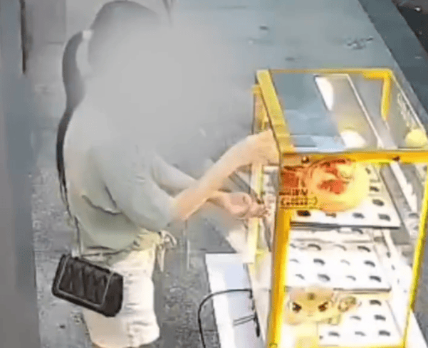 皇冠信用網开户_女子连续偷吃5个蛋挞转身就走皇冠信用網开户,网友吐槽:是有多饿