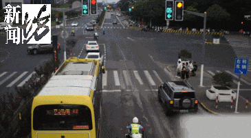 皇冠信用网登1_事发上海晚高峰!汹涌车流中皇冠信用网登1,一男子绝望跳车,直奔民警而去……