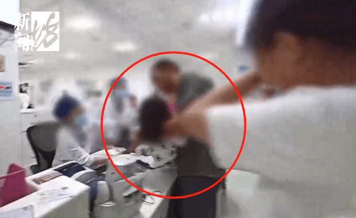 皇冠信用网登1_事发上海晚高峰!汹涌车流中皇冠信用网登1,一男子绝望跳车,直奔民警而去……