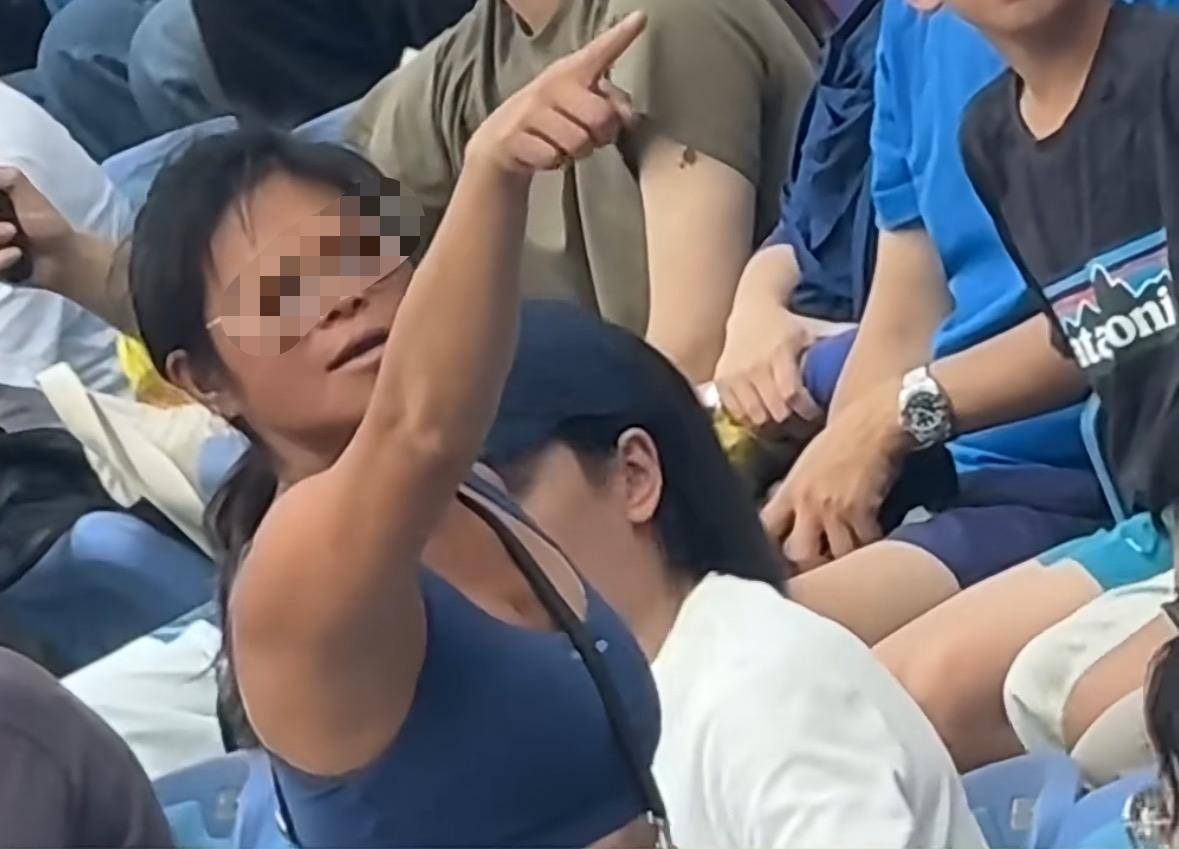 皇冠信用網会员注册网址_女子酒后观看上海大师赛多次尖叫被抬走处罚皇冠信用網会员注册网址!主办方发提醒