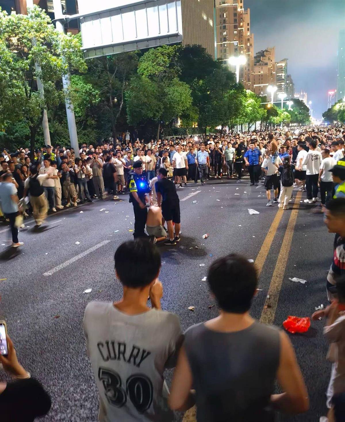 皇冠信用盘怎么注册_男子手拿折扇逛街却被看成持刀皇冠信用盘怎么注册,被路人踹倒抓进派出所,当事人:至今都是蒙的