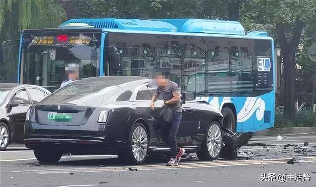 皇冠信用网怎么租_知名车评人陈震开劳斯莱斯发生车祸?交警:事故发生在下午3时许皇冠信用网怎么租,正处理中