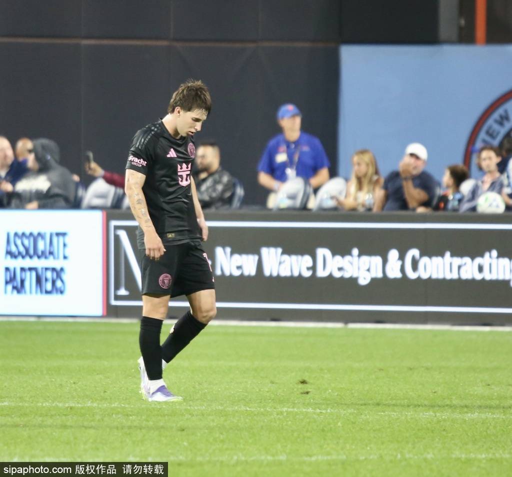 皇冠信用網登3代理_邓弗里斯被换下后的不满与齐沃的回应:愤怒是球员的动力源泉