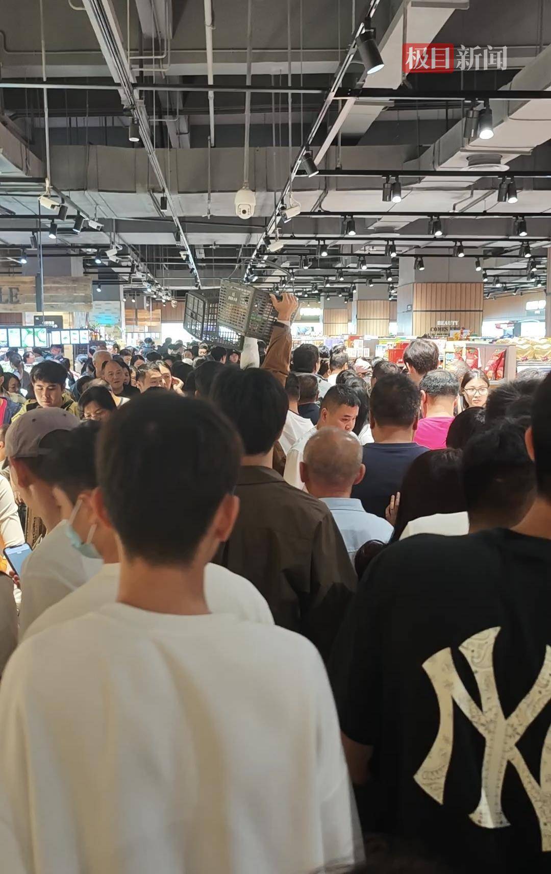 皇冠信用网会员申请_中秋夜的新乡胖东来能有多少人?多个收银口排起长队皇冠信用网会员申请,有顾客举着购物篮在人群中穿行
