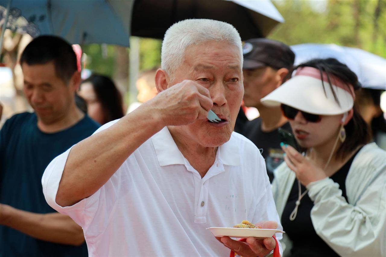 皇冠登3代理申请_重388斤皇冠登3代理申请!500人排队挑战超级大月饼