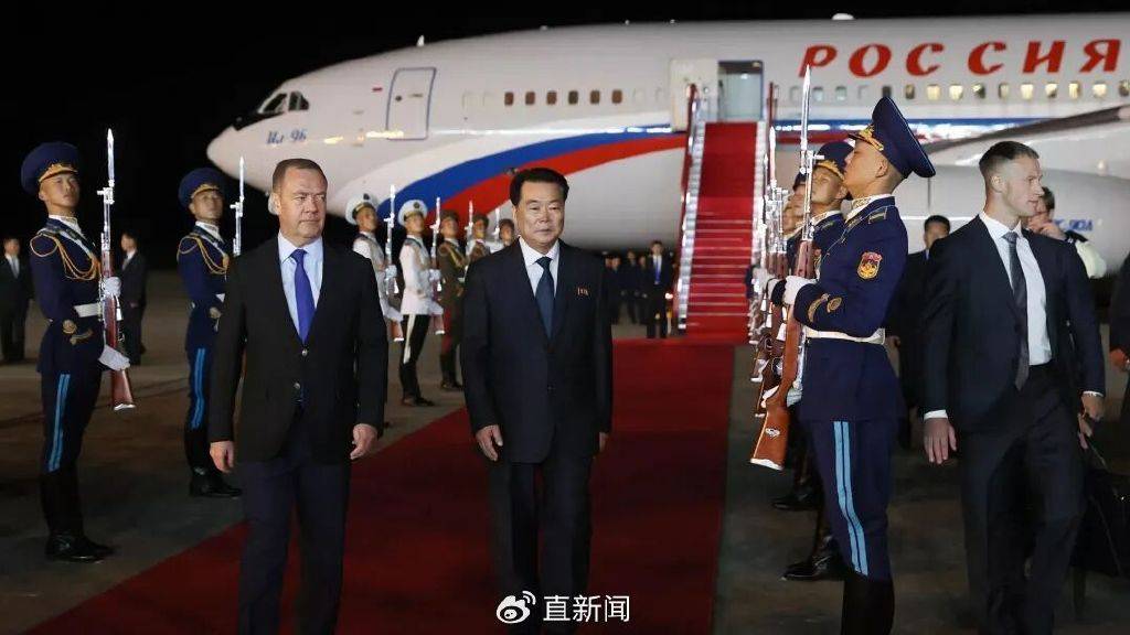 皇冠信用网账号_梅德韦杰夫抵朝鲜时发帖:朋友依然相伴皇冠信用网账号,敌人则瑟缩颤抖