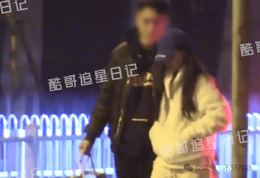 NBA篮球返水
_他俩没分手但被拍到吵架了NBA篮球返水
,吵得很凶......