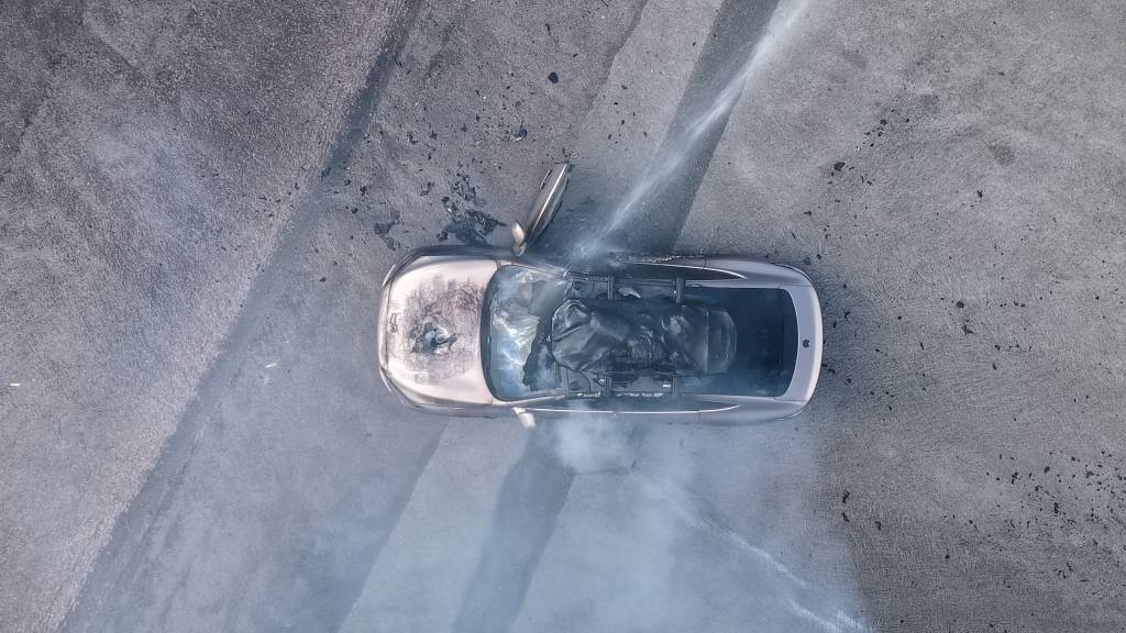 皇冠会员如何申请_一辆蔚来牌轿车在大理一景区外起火皇冠会员如何申请，一家四口撤离及时无伤亡