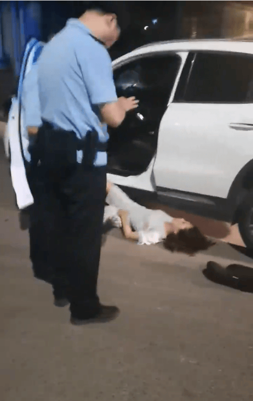 皇冠信用网正网_一男子凌晨听到两声呼救皇冠信用网正网，循声发现一女子在奔驰车外被白衣男勒昏！受害者：是受朋友之托借钱给白衣男，凌晨被骗至偏僻处遭非礼！