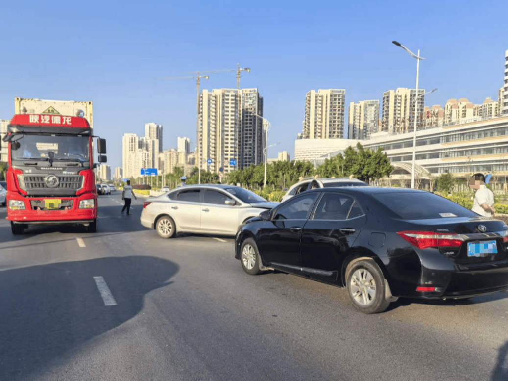 2026世界杯美加墨世界杯_前方刹车2026世界杯美加墨世界杯，他一把方向自信变道……下一秒，四车连环碰