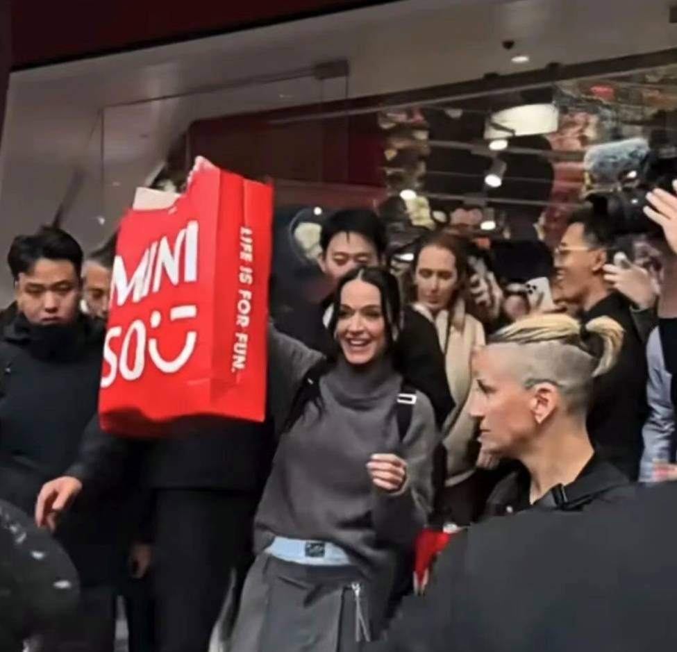 皇冠信用網怎么开通
_知名女歌手在上海迪士尼被偶遇皇冠信用網怎么开通
,见证求婚!“一时不知道谁更幸福”