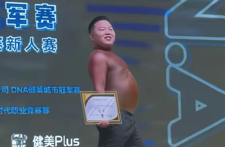 球员
_175斤“小胖子”再战健美比赛获网友力挺球员
,拿下线上人气冠军,本人回应:将认真减重,以更专业的状态上赛场