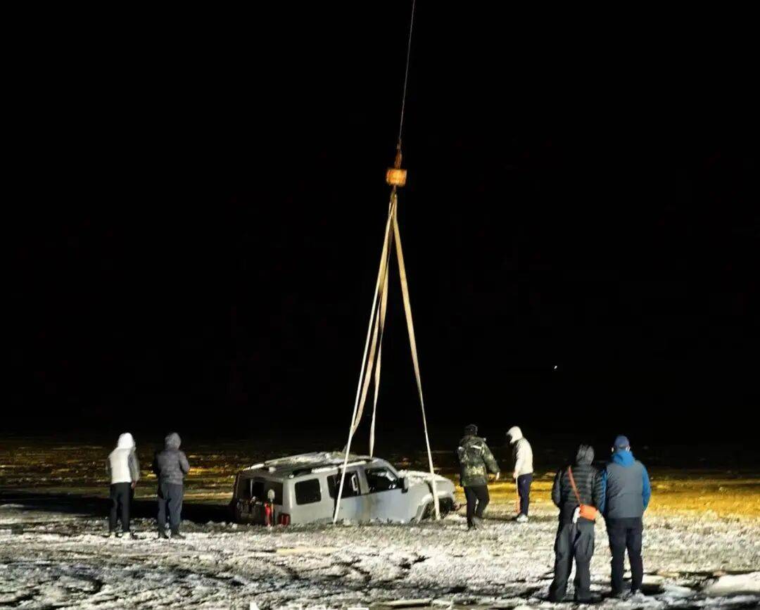 皇冠信用出租足球
_河北一越野车在水库冰面练漂移皇冠信用出租足球
,冰层突然破裂,车轮落水被冻6小时,找来吊车深夜将车吊出