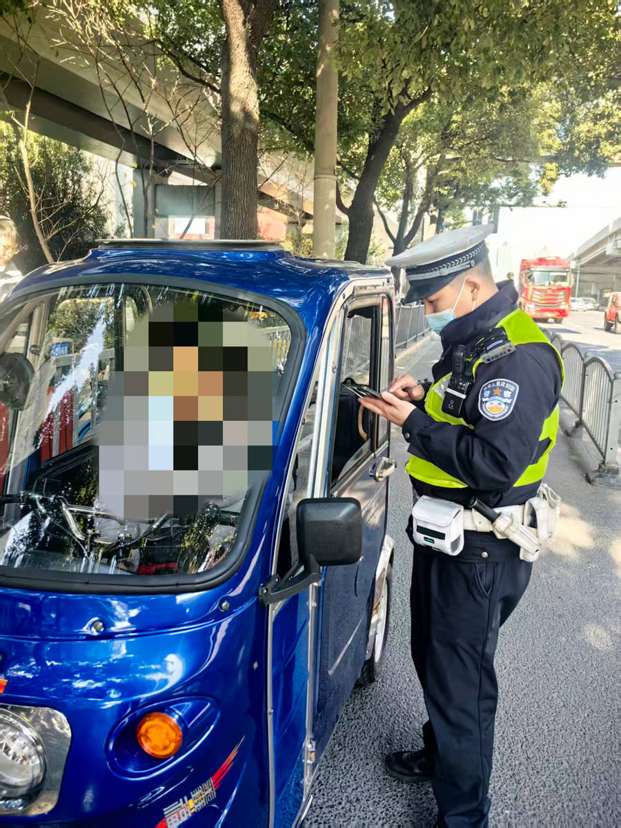 体育皇冠信用网
_残疾车不得载人体育皇冠信用网
,“老头乐”不得上路:上海正在严查相关交通违法行为