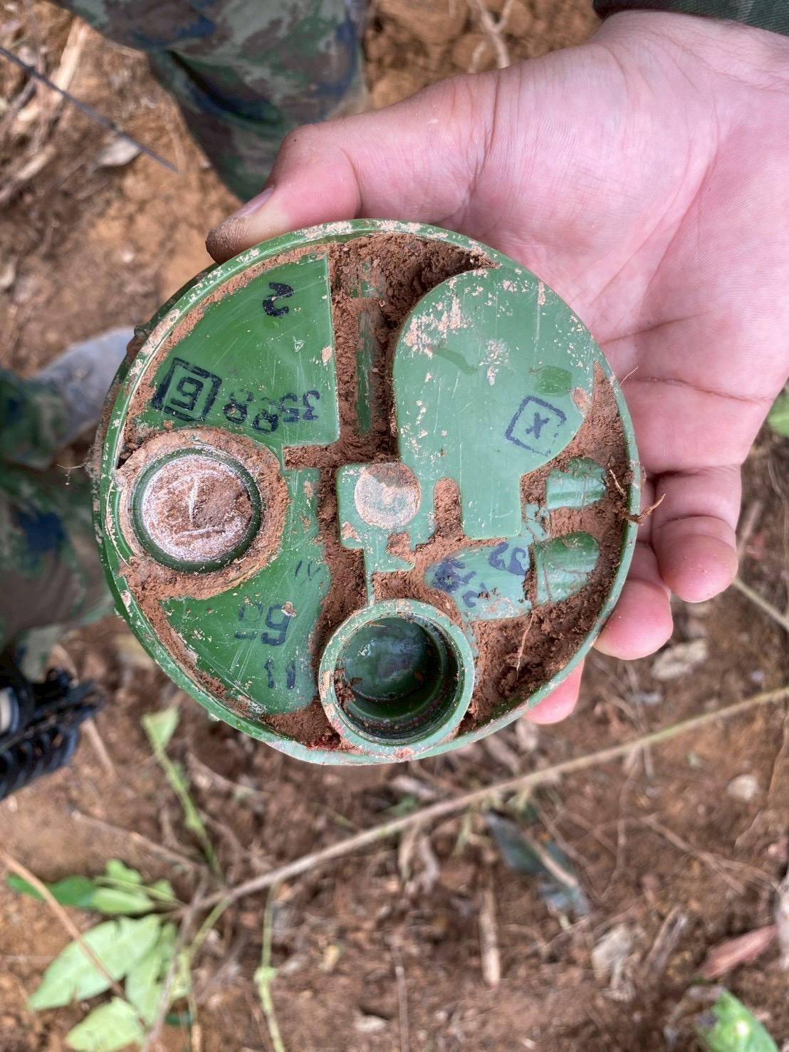 正版皇冠信用网代理_不给洪森父子拼命正版皇冠信用网代理，柬军跑了：泰国缴获中械摆一地，越南武器参战