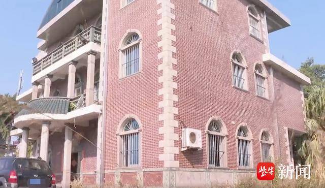 如何代理皇冠信用网_离谱!男子耗资500多万元建造的别墅被邻居强占如何代理皇冠信用网,地下室养了几十只鸡鸭,警方介入后仍三番五次偷搬东西