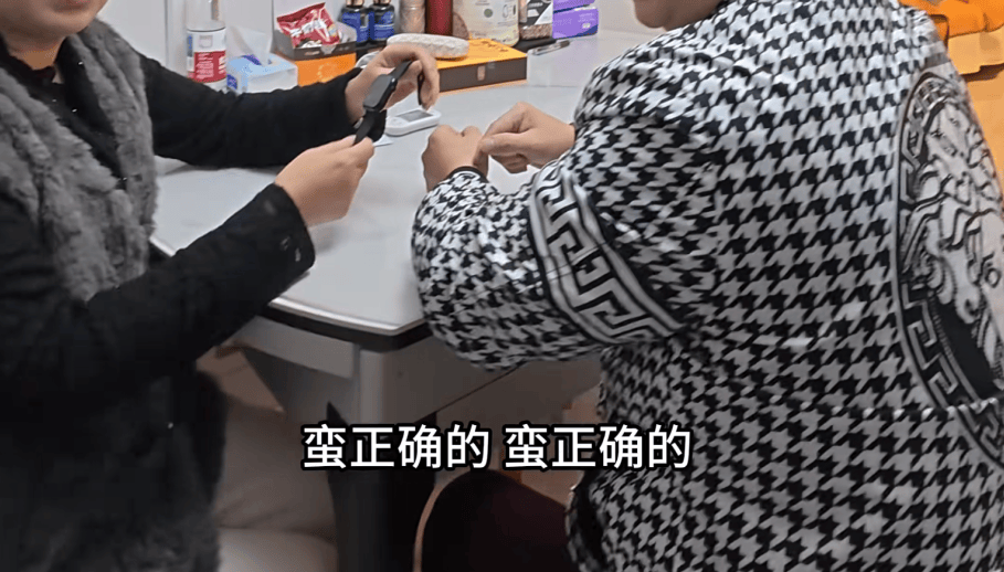 如何申请皇冠信用网_父母花84元网购“神奇手表”如何申请皇冠信用网，儿子发现能测万物：猫咪血糖5.9，吸尘器血糖7.4，父母：下次不买了