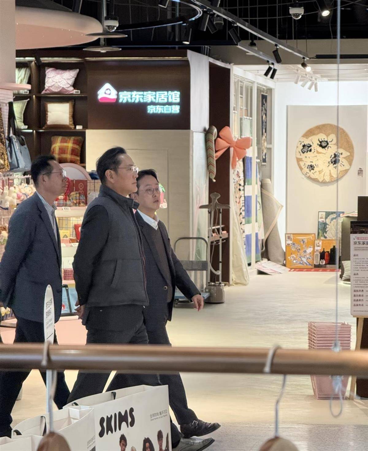 皇冠信用网如何注册_李在镕逛北京朝阳京东MALL买走100个labubu皇冠信用网如何注册,还看了海信163寸大电视,店员称“三星副会长也来了”