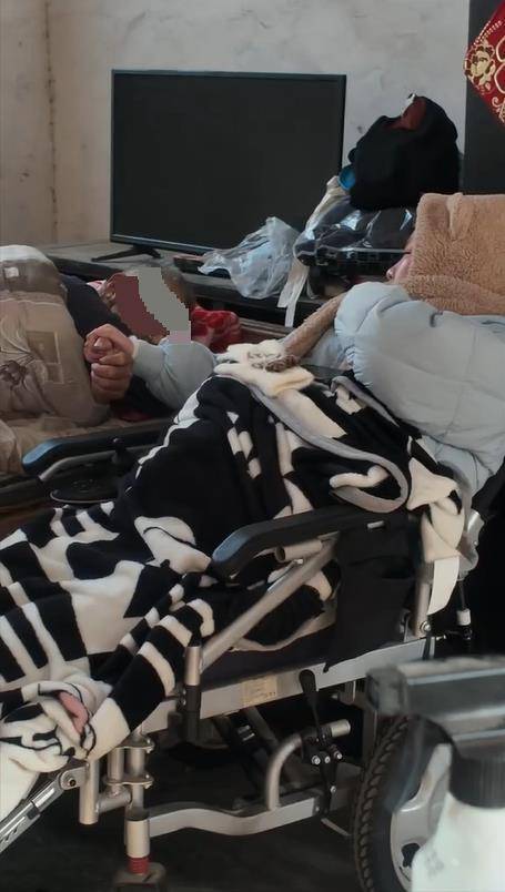 皇冠足球平台代理_老人担心27岁瘫痪养女无人照顾皇冠足球平台代理,病逝前将其送进养老院,当地:已将养女列为“五保户”并进行心理疏导