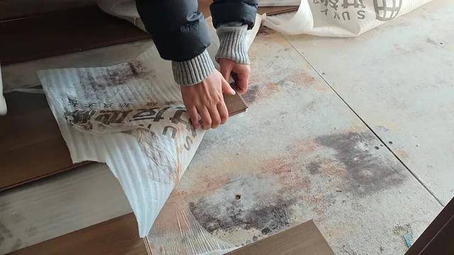 皇冠信用网网址_河南郑州保利一小区超两百户精装房成“霉菌房” 皇冠信用网网址，家里一股霉味