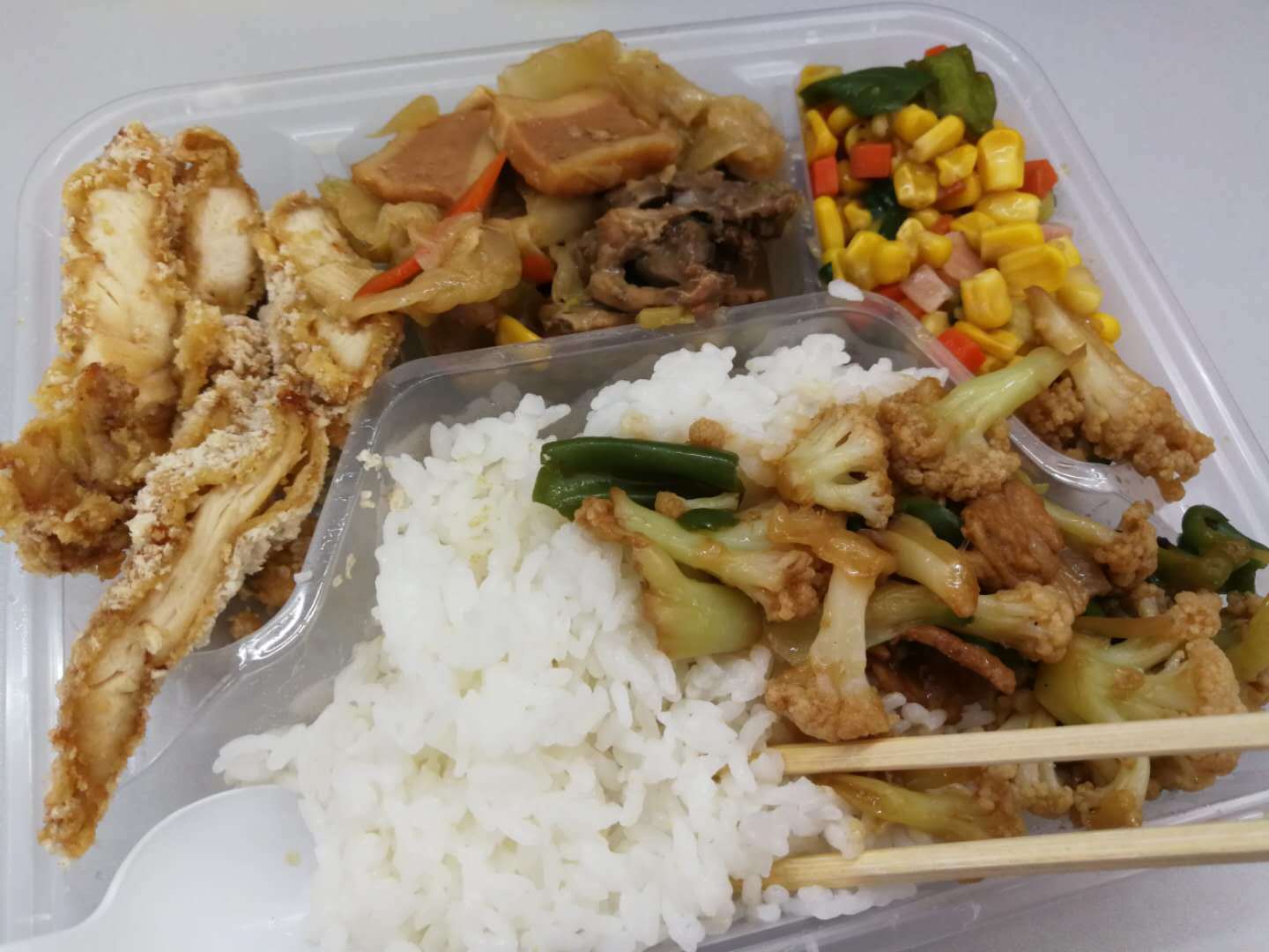 皇冠电话_女子扫描医院病房内二维码订餐皇冠电话，外卖员称是“拼好饭”？院方回应