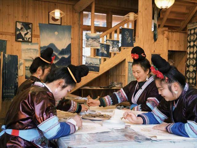 皇冠世界杯代理
_贵州千年侗寨非遗织就乡村振兴锦绣路