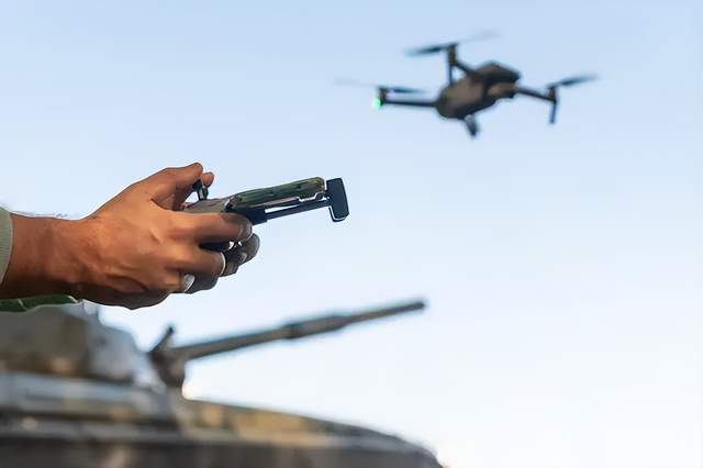 皇冠信用网_和美军差距很大皇冠信用网？官媒：无人机首次引导054B舰炮对陆攻击