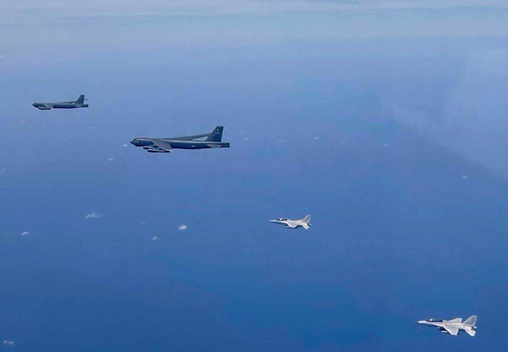 皇冠信用网在线申请_南海发生激烈对峙皇冠信用网在线申请,中国苏30驱离菲律宾侦察机,美军B-52大轰撑腰