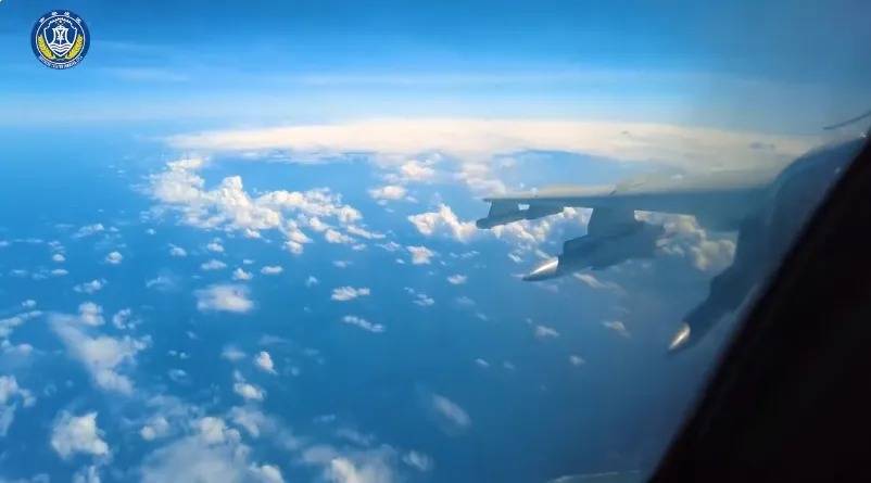 皇冠信用网在线申请_南海发生激烈对峙皇冠信用网在线申请,中国苏30驱离菲律宾侦察机,美军B-52大轰撑腰