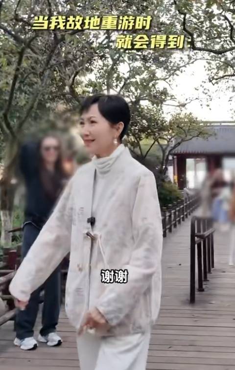 皇冠信用盘登123出租 _知名女演员在杭州坐公交：又回到熟悉的地方皇冠信用盘登123出租 ，网友：我的童年回忆啊