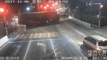 皇冠信用盘最新地址
_北京街头一轿车90km/h抢黄灯皇冠信用盘最新地址
,撞飞闯红灯的电动自行车,致一人死亡!检察机关提起公诉