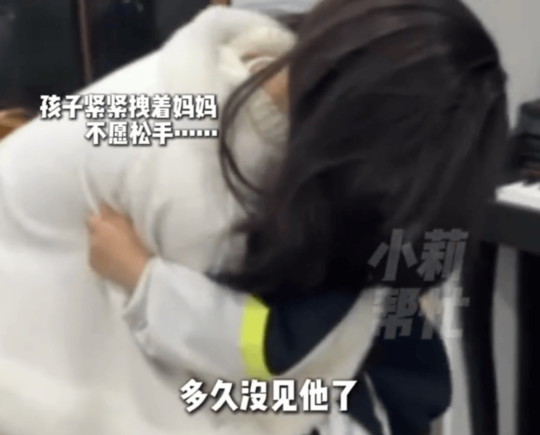 怎么申请皇冠信用网_河南6岁男童被25岁妈妈“遗忘”酒店半月!酒店工作人员自发当起“临时妈妈”怎么申请皇冠信用网,妈妈终于现身,孩子紧抱不愿松手!网友:希望以后被善待