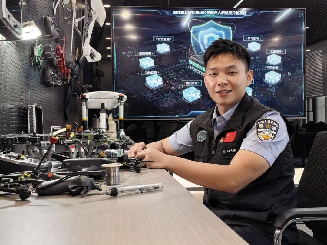 皇冠登3代理申请_一对来武汉旅游的夫妻准备用无人机航拍机场周边风景皇冠登3代理申请，设备刚开机就被发现，警方披露